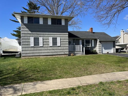 30 Bacon Ln, Babylon, NY 11702-2432