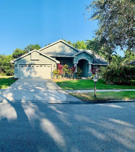 475 Village Dr, Tarpon Springs, FL 34689-2881
