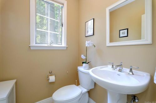 8 Parkway, Mount Vernon NY  10552-1219 exterior