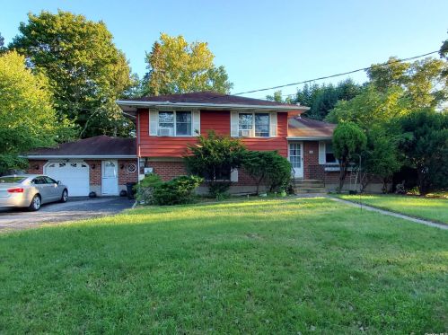 142 Burr Rd, Elwood, NY 11731-5339