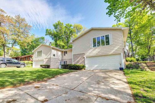 2556 Woodridge Ln, Green Bay, WI 54304-1625