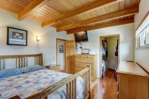 5237 20th St, Milwaukee WI 53233-2548 exterior