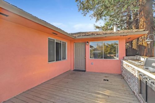 1670 Hillcrest Rd, Hollister CA  95023-5205 exterior