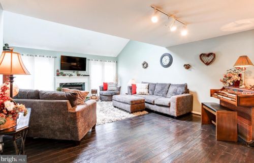 1046 Country Hill Dr, Harrisburg PA  17111-4655 exterior