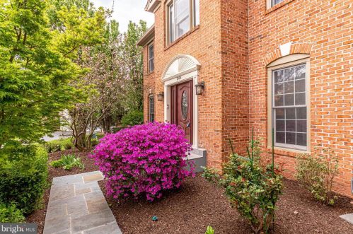 1166 Taji Ct, Herndon, VA 20170-2300