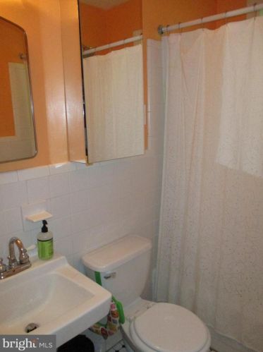 2932 Lawrence Dr, Falls Church VA  22042-1405 exterior