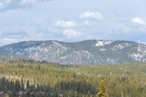 13701 Ski Slope Way, Truckee CA  96161-6605 exterior