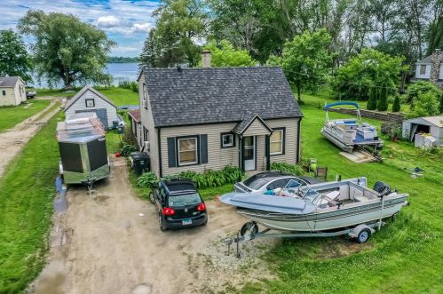 25011 Loomis Rd, Waterford WI  53185-1419 exterior