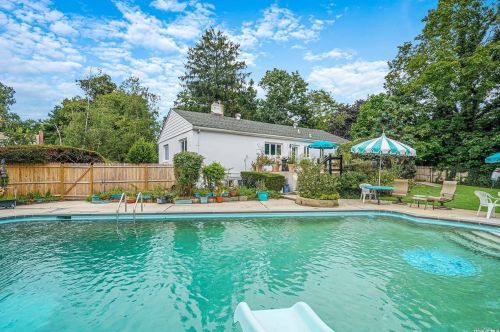 9 White Pine Ln, Northport NY  11768-3453 exterior