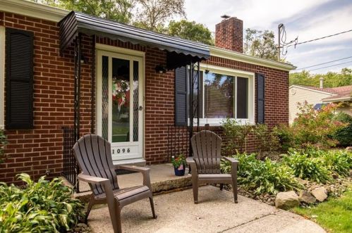 1096 Carroll Ln, Hermitage, PA 16148-2464