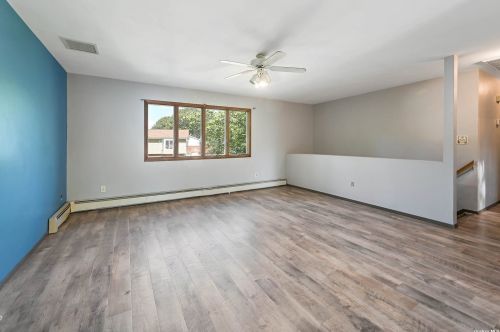7 Chicago Ct, Bayshore, NY 11706-5853