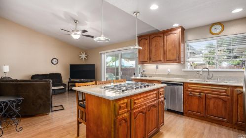 754 Tulare, Vacaville CA  95687-6250 exterior