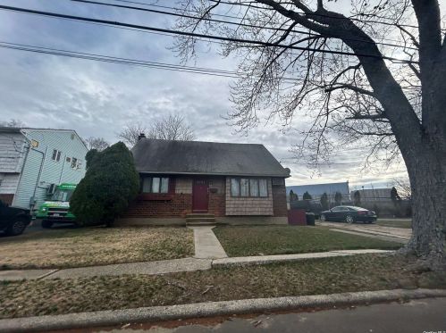 89 Sherman Ave, Bethpage, NY 11714-2427