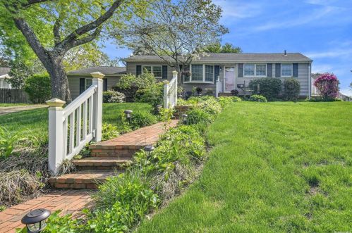 12 Gail Ct, San Remo, NY 11754-4726