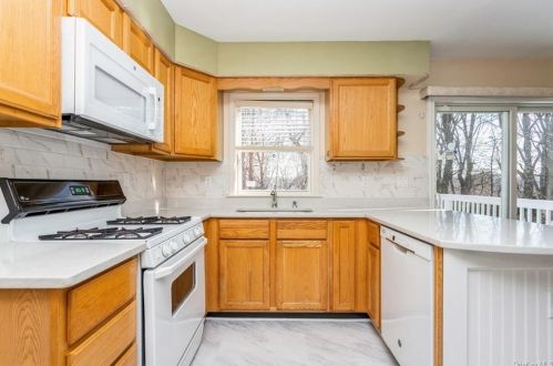 65 Greenvale Cir, White Plains NY  10607-1601 exterior