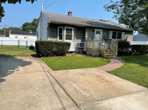1041 Carll Dr, Bayshore, NY 11706-6203