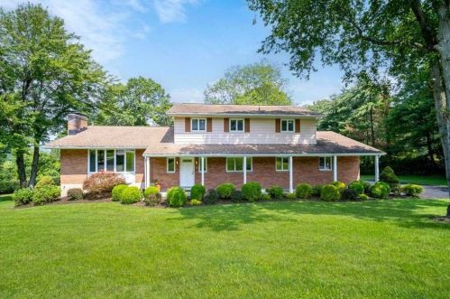 16 Michael Dr, New Hamburg, NY 12590-4941