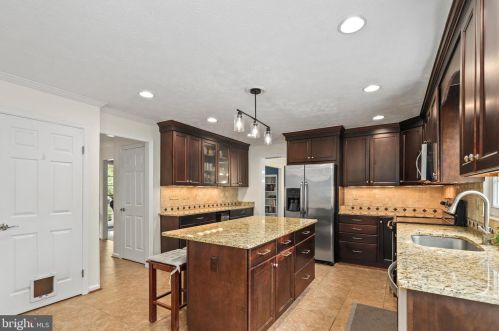 1426 Cellar Crk Way, Herndon VA  20170-2805 exterior