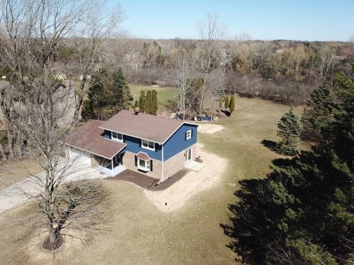 10234 La Cresta Dr, Thiensville, WI 53092-6019