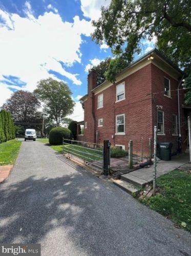 1553 New Holland Pike, Lancaster PA 17601-5653 exterior