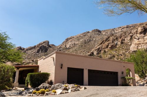 4947 Oakmont Dr, Tucson, AZ 85718-1706