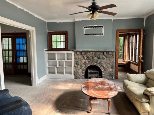 597 Oakland Ave, Hermitage, PA 16146-4043