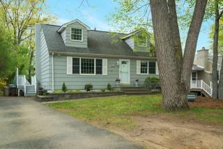 10 Hickory Dr, Oakland, NJ 07436-2635
