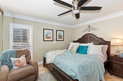7213 Marina Pacifica Dr, Long Beach, CA 90803-3881
