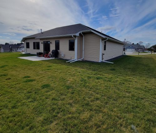 2525 Stoney Brook Ct, Manitowoc WI  54220-8640 exterior