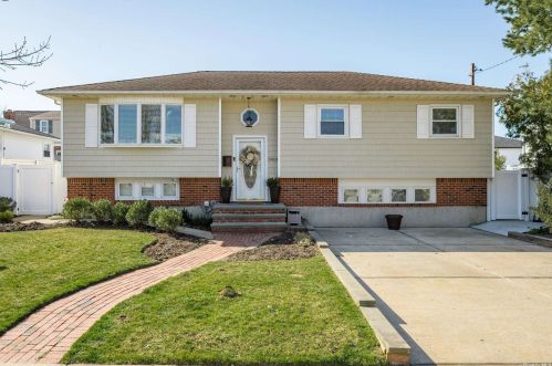 3810 Harbor Blvd, Seaford, NY 11783-3123