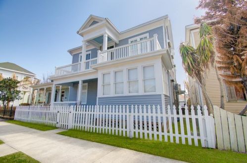 1211 Winnie St, Galveston, TX 77550-4098