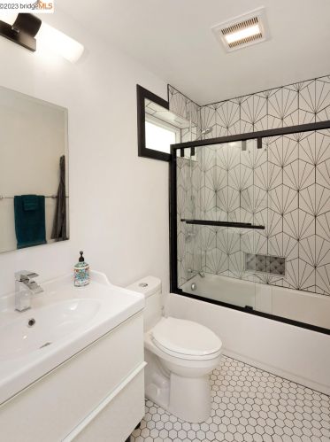 2509 Filbert St, Oakland CA 94607-2920 exterior