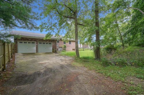 195 Franklin Rd, Oakdale NY  11769-2243 exterior