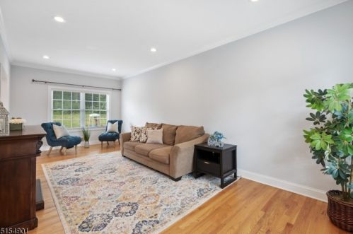 23 Alan Dr, Parsippany NJ  07054-4101 exterior