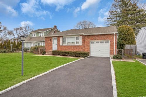 538 5th St, Elwood NY  11731-2313 exterior