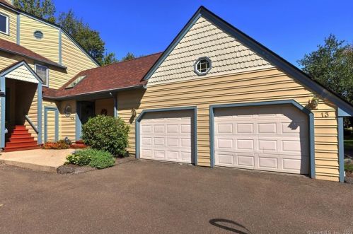 13 L Hermitage Dr, Huntington, CT 06484-3829