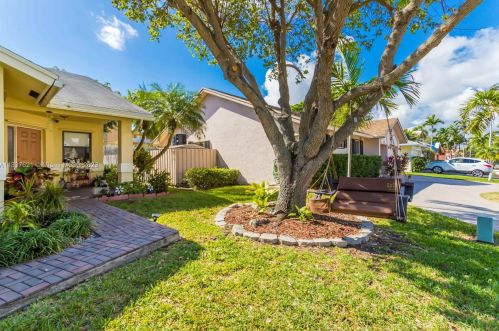 216 9th St, Dania Beach FL  33004-4439 exterior