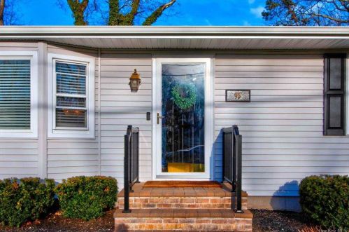 95 Parkside Ave, Miller Place NY  11764-3121 exterior