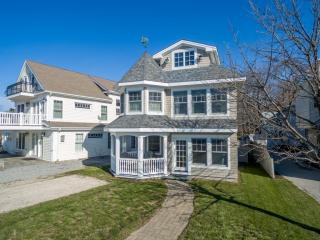 55 Middle Beach Rd, Madison CT  06443-3006 exterior