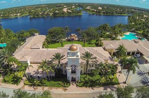 6048 Towncenter Cir, Naples FL  34119-9556 exterior