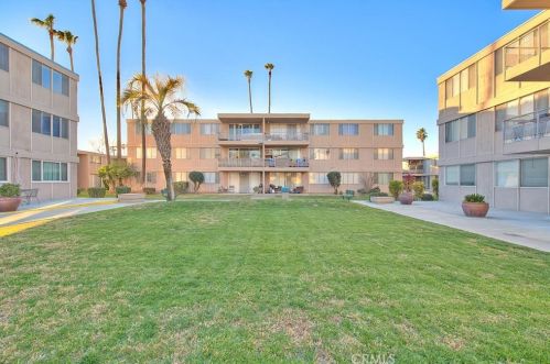 6979 Palm Ct, Riverside CA  92506-2815 exterior