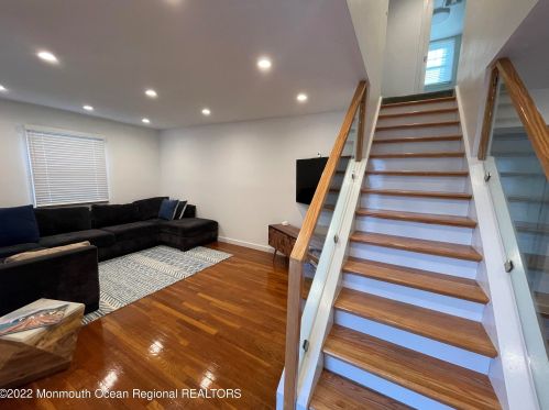 282 Berger Ave, Oakhurst NJ  07755-1761 exterior