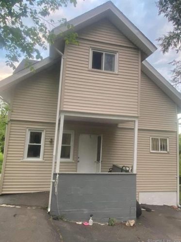 579 Cooke St, Waterbury CT  06710-1424 exterior