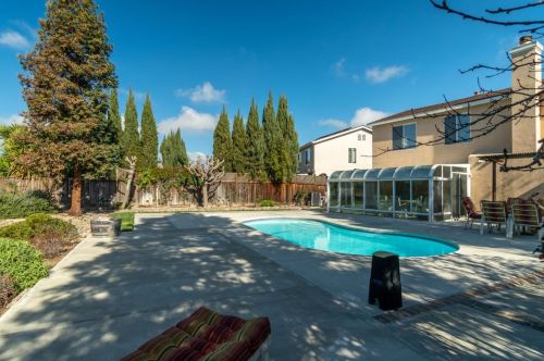 2070 Carousel Dr, Hollister CA  95023-5665 exterior