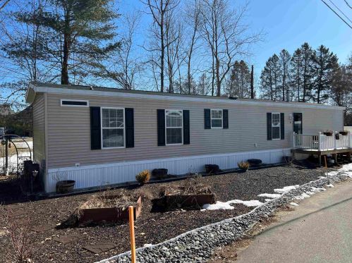 8 Barksdale Ave, Londonderry, NH 03053-2386