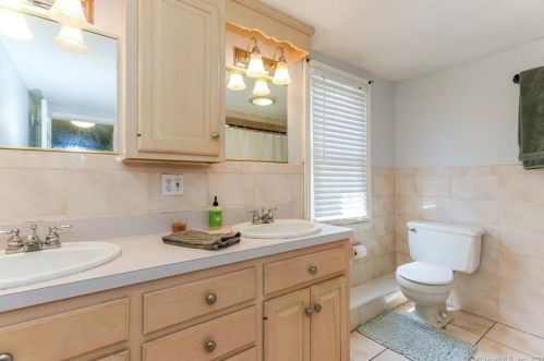 415 Ridge Rd, Middletown CT  06457-5230 exterior