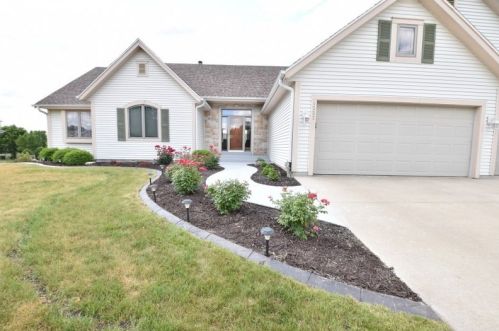 1227 Wegner Dr, Mukwonago, WI 53149-9541