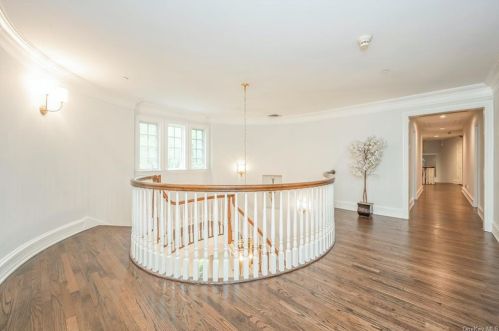 94 Haights Cross Rd, Chappaqua NY  10514-2911 exterior