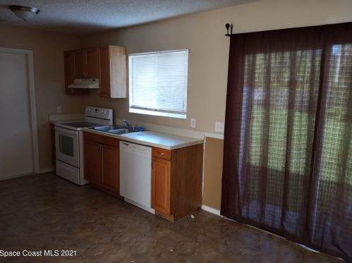 2571 Berkshire Blvd, Fort Pierce FL  34952-7315 exterior