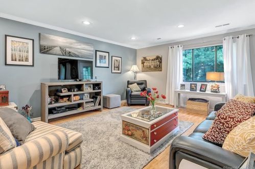 76 Lance Cir, Bridgeport, CT 06606-1045